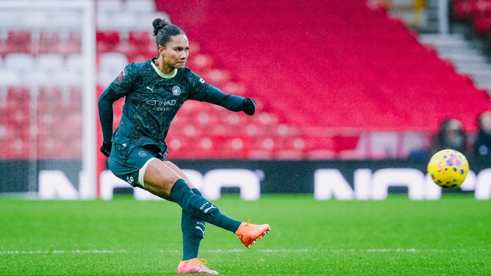 PASS  : Jade Rose sends a diagonal across the pitch.