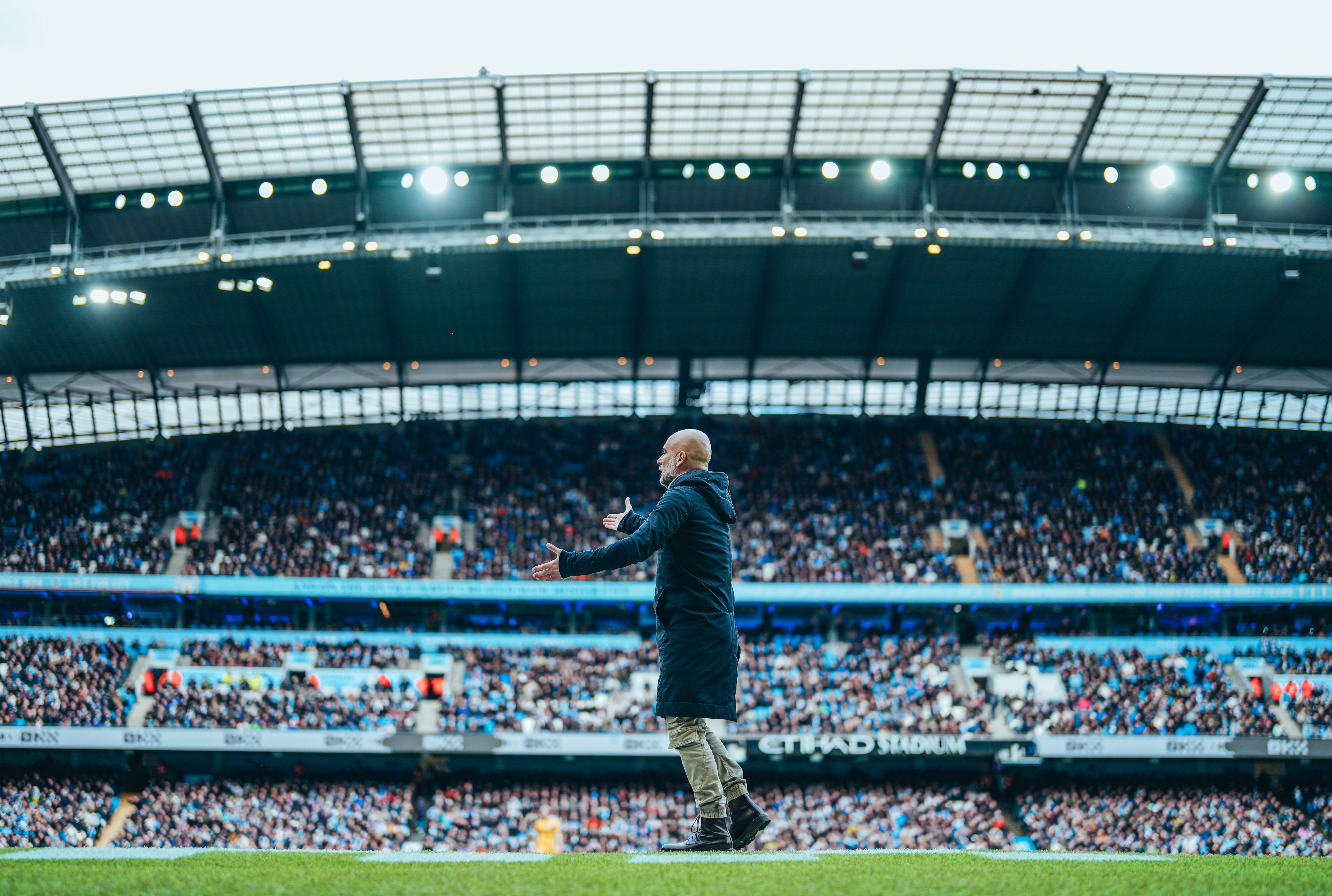 Pep orienta o time. 