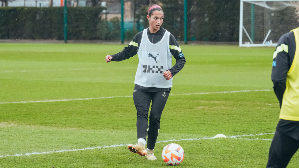 FOCO : Deyna Castellanos está de olho no próximo passe.