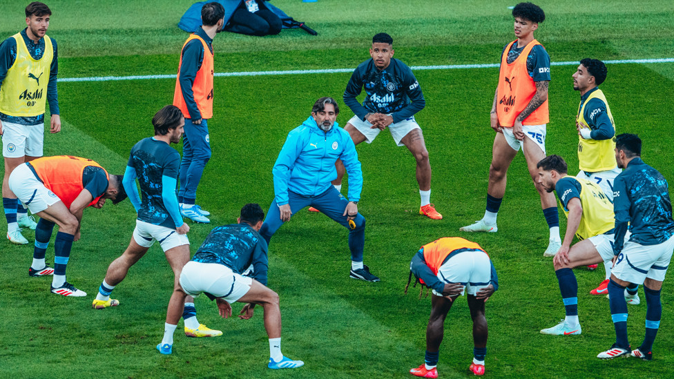 GET LOOSE : The players go through their pre-match drills.