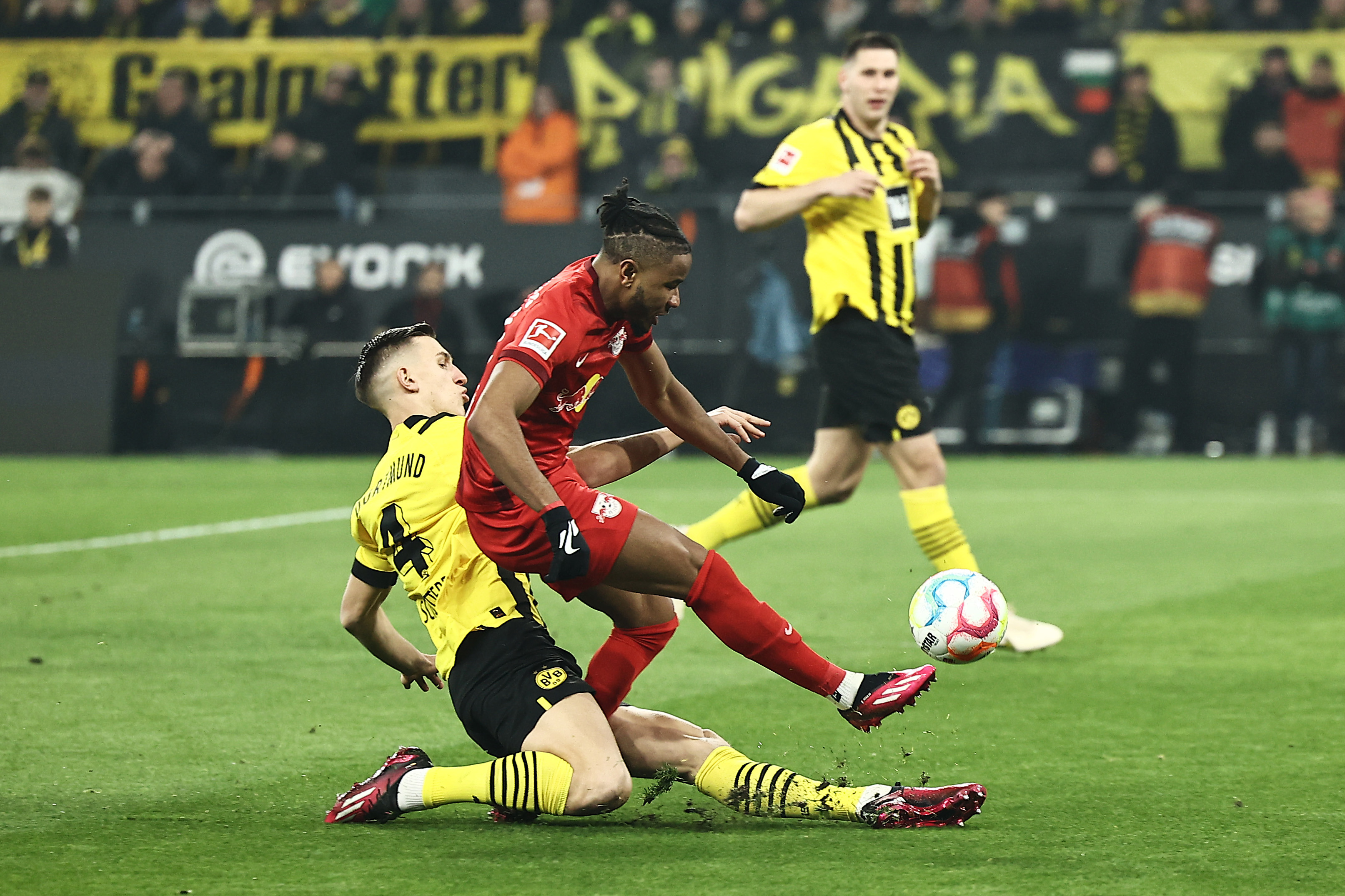 DÚVIDA DE ÚLTIMA HORA : Nkunku em ação contra o Dortmund. Com problema na coxa, virou dúvida para encarar o City.