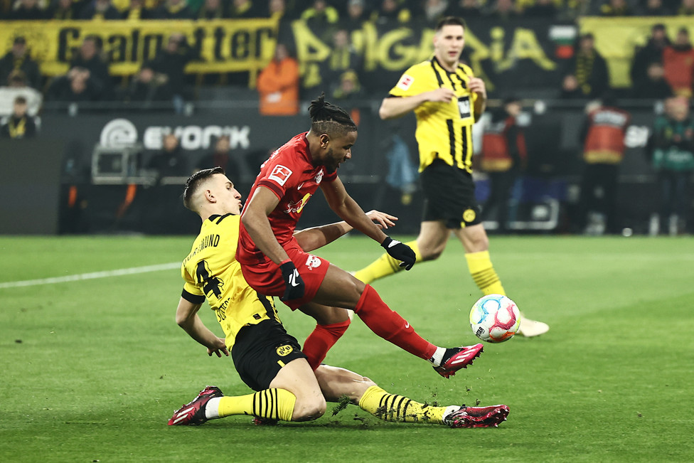 DÚVIDA DE ÚLTIMA HORA : Nkunku em ação contra o Dortmund. Com problema na coxa, virou dúvida para encarar o City.