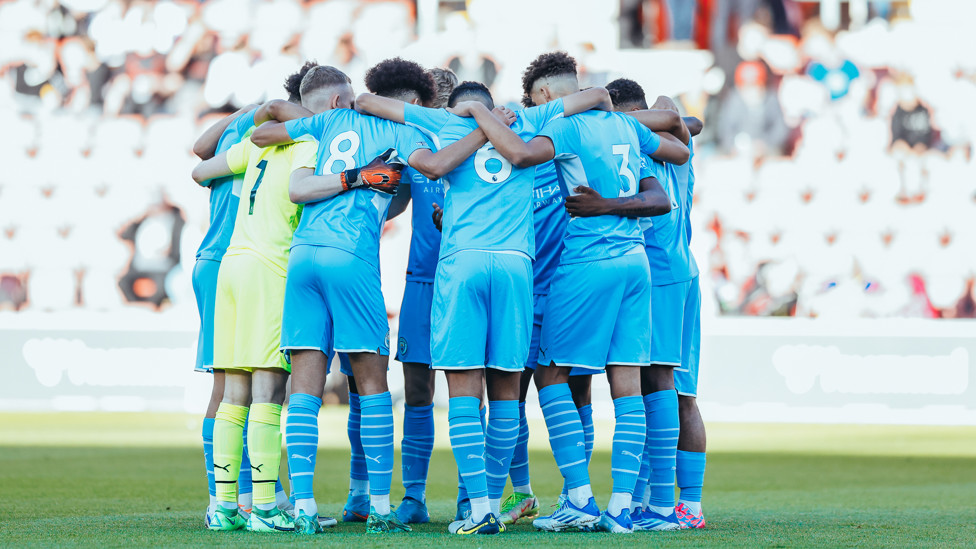 SQUAD GOALS : The team come together before kick-off