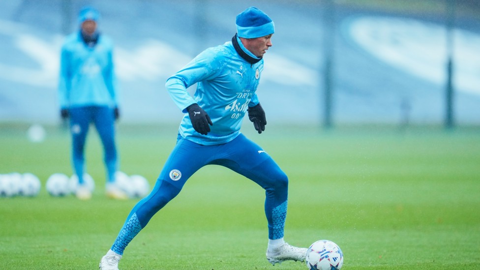PHILLIPS TURNS THE SCREW  : Kalvin Phillips enjoys a spell of possession. 