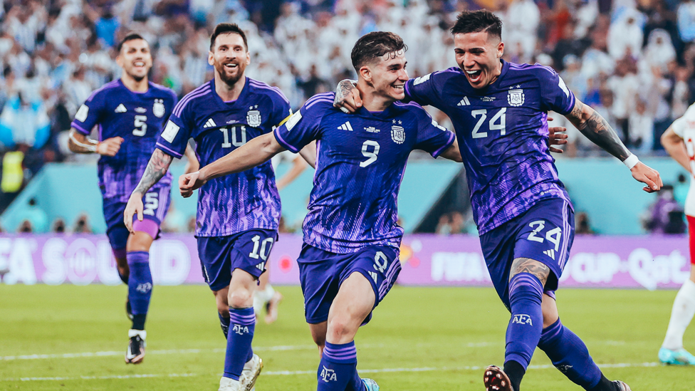 COMEMORAÇÃO: Álvarez é saudado pelos companheiros argentinos após o gol inaugural contra a Polônia.