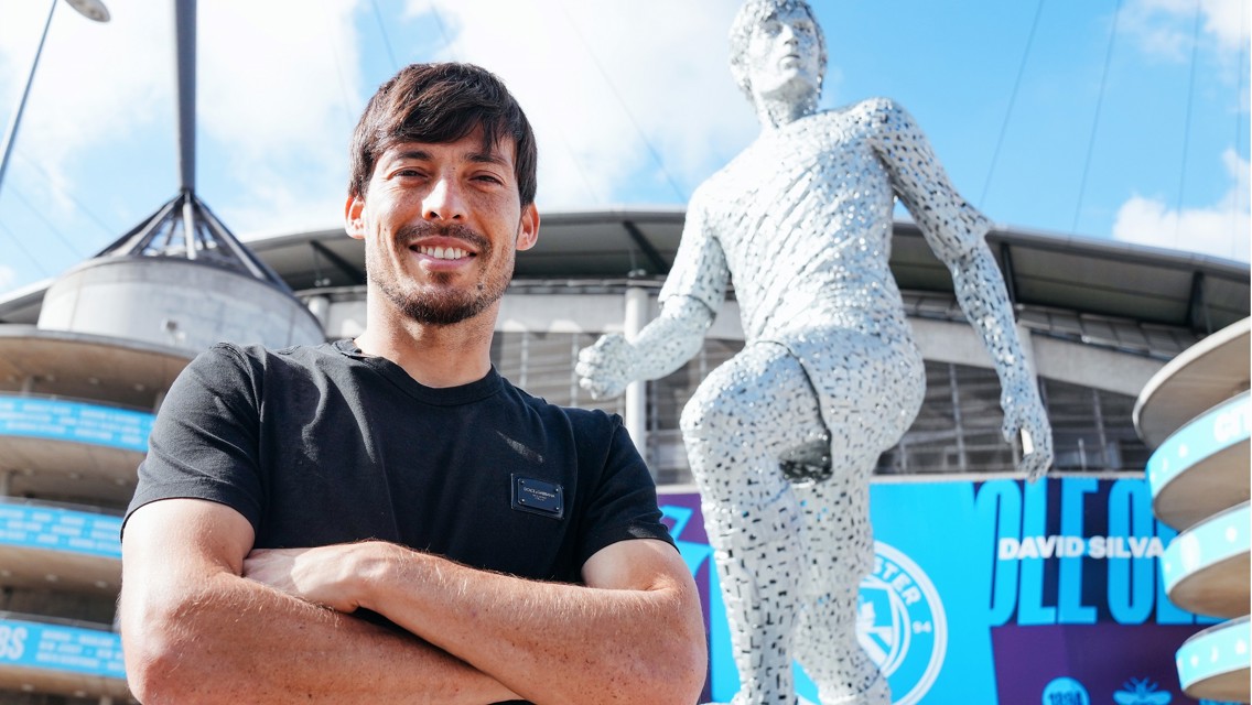 David Silva Kembali Untuk Melihat Patung di Etihad, Mosaik di Lapangan Latihan serta Bertemu Pep dan Stones!