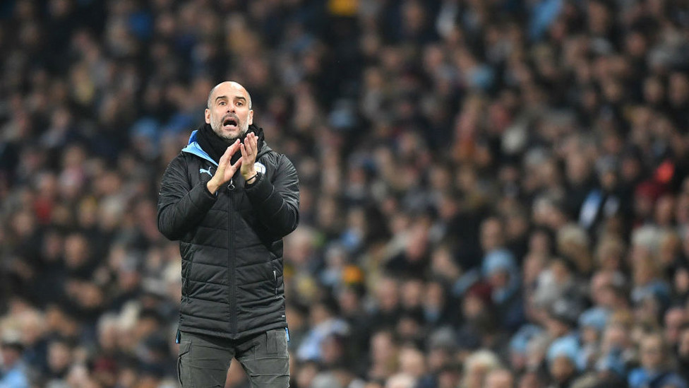 SANG BOS : Guardiola memberikan instruksi di pinggir lapangan