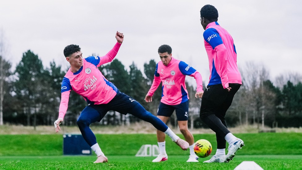 RONDO TIME : Phil Foden working hard