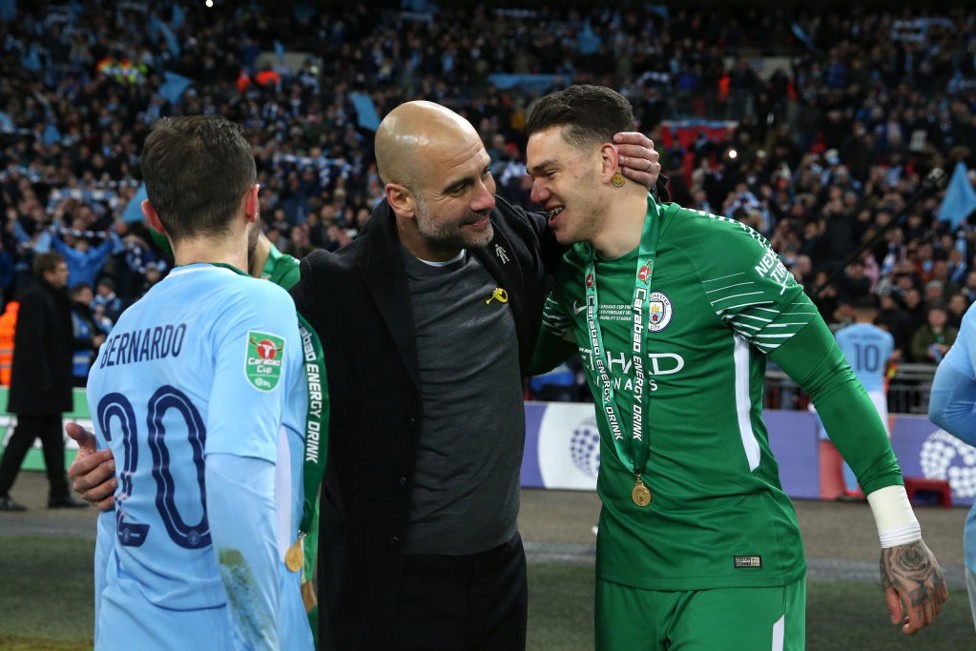JUARA: Ederson merayakan dengan Pep Guardiola setelah kemenangan final Piala Carabao 2018 kami atas Arsenal