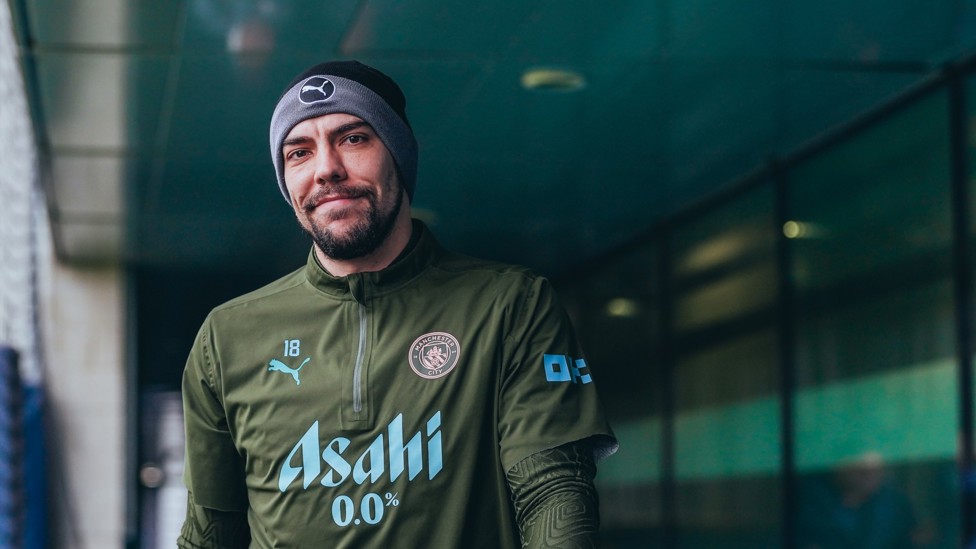 TUNNEL CLUB : Stefan Ortega Moreno emerges for training