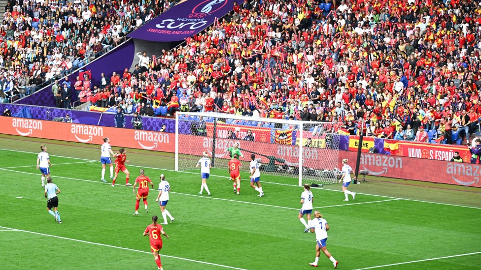PRIMER GOL : Mariona Caldentey adelanta a España con un cabezazo.