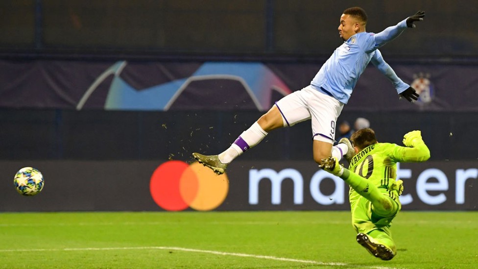 HAT-TRICK HERO : Dominik Livaković tak berdaya menghentikan gol ketiga Gabriel Jesusmemanfaatkan umpan silang Benjamin Mendy untuk gol ketiga dirinya dan City.