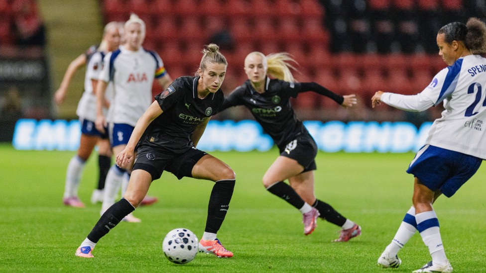 HIGH PRESS : Vivianne Miedema defends from the front