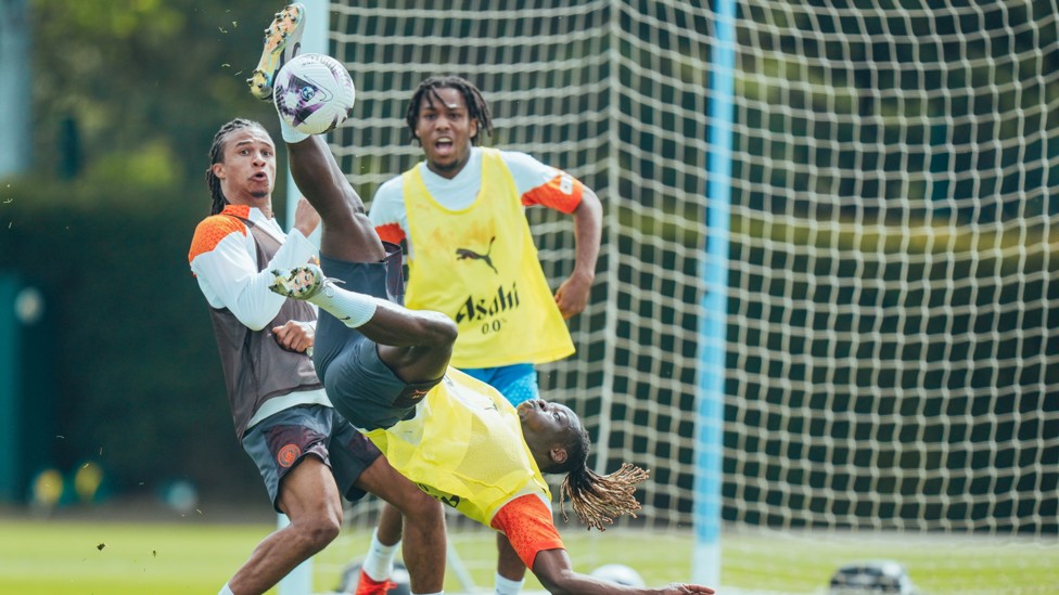 ACROBATICS : Jeremy Doku tries an overhead kick