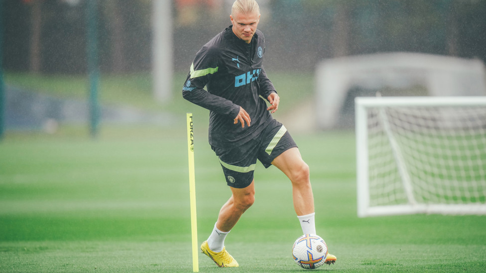 FULL FOCUS : Erling Haaland keeps the ball under control between poles