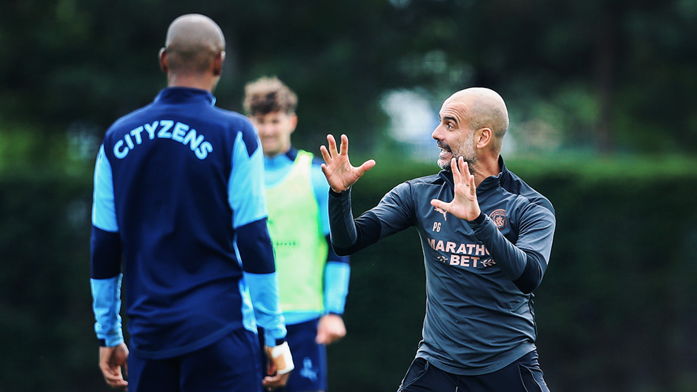 INSTRUKSI : Pep Guardiola menyampaikan poin instruksi