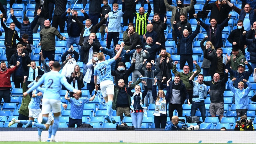 REUNIDOS : De Bruyne celebra com a torcida