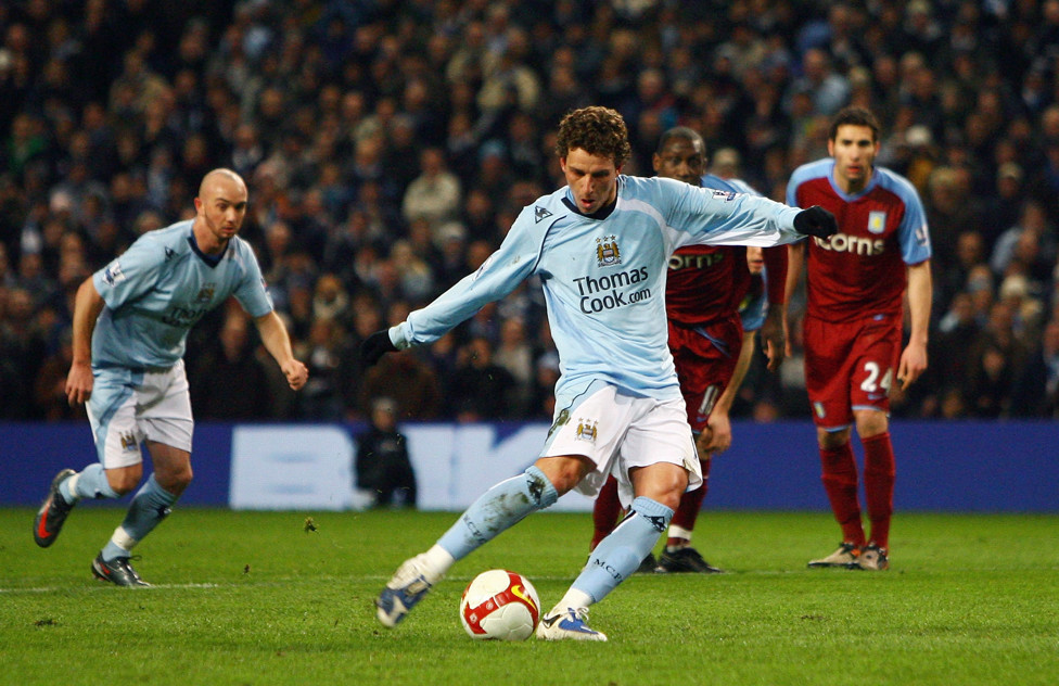 GOL : Elano bate pênalti contra o Aston Villa em março de 2009.