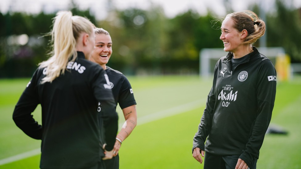ALL SMILES : Time for a chat between drills