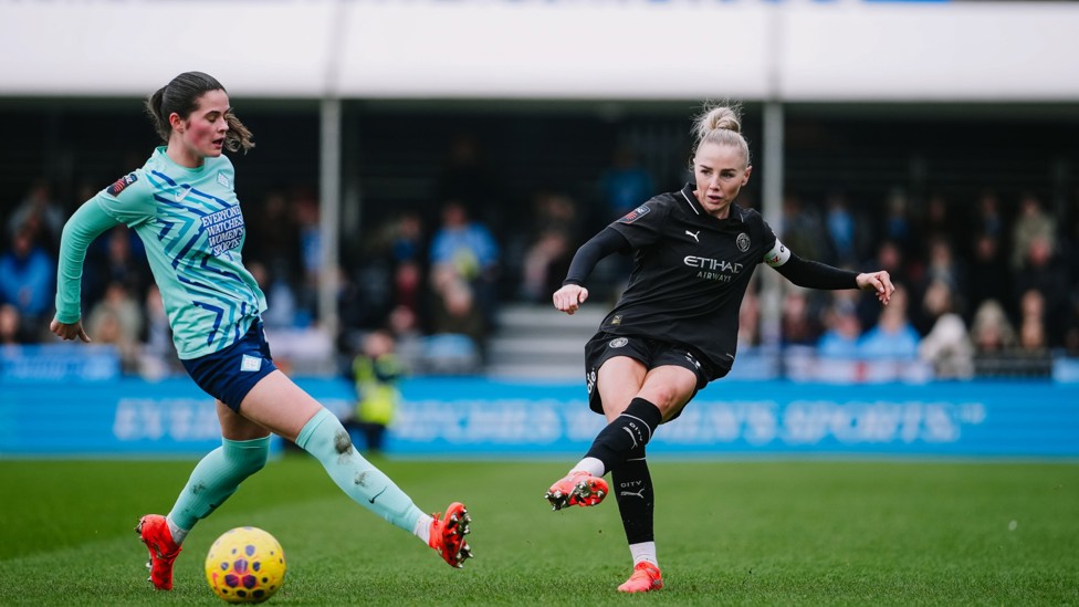 SKIPPER : Alex Greenwood plays it forward