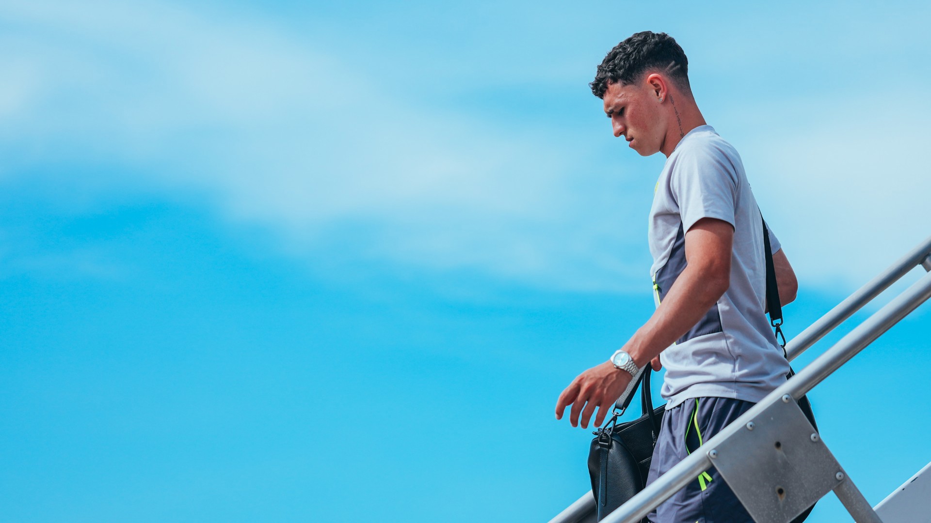 FANTASTIC MR FODEN : Phil Foden lands in Orlando