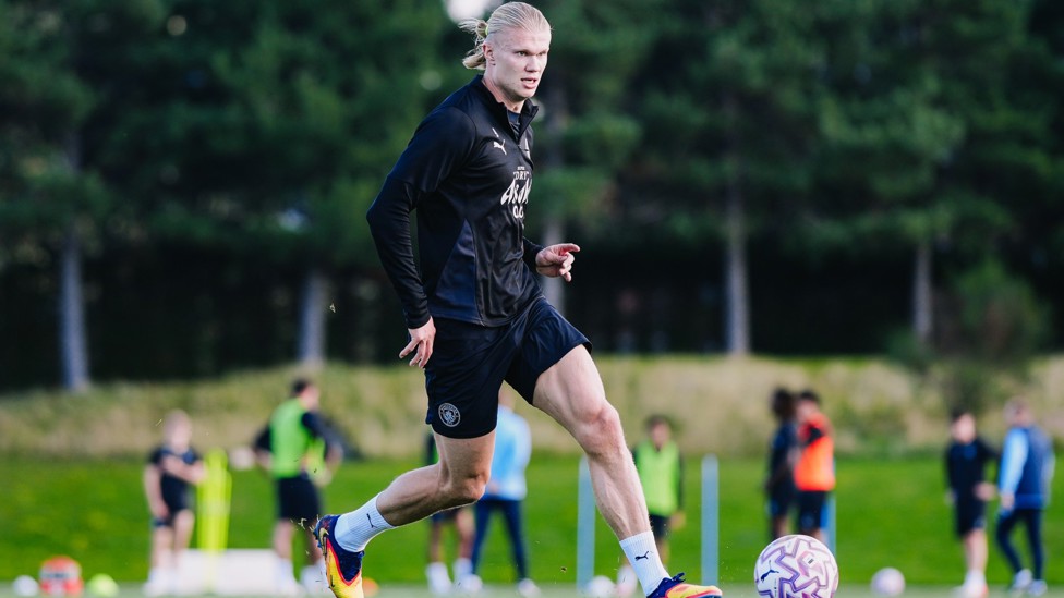 🚨 11:55 AM MANCHESTER – FALLEN VIKING: Haaland Tragically Killed in Horrific Crash, Range Rover Shattered, Football World Drowned in Tears!-phattai123