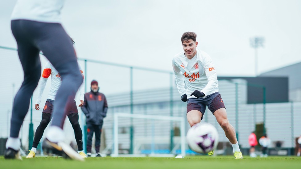 SPIDER MAN : La Arana, Julian Alvarez, keeps his eyes on the ball