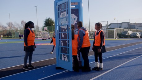Players call kids in festive phone box surprise!