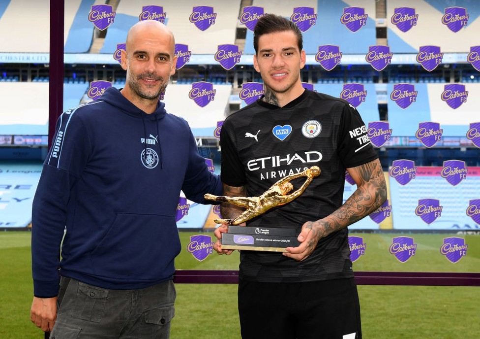 GLOVE STORY: Pep Guardiola mempersembahkan penghargaan Sarung Tangan Emas Liga Inggris kepada Ederson di penghujung musim 2019/20