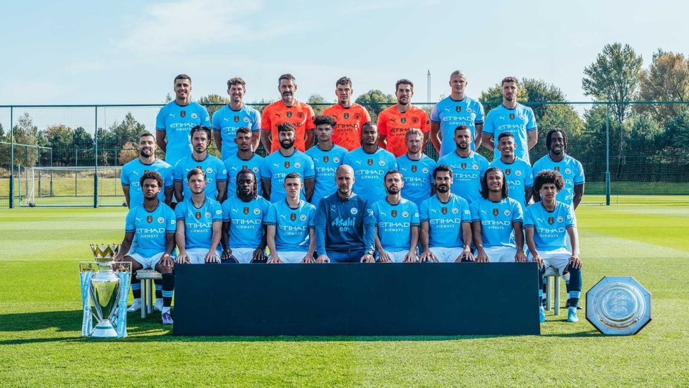 TEAM WORK : Josko lines up with colleagues for the annual photocall on the eve of the 2024/25 season.
