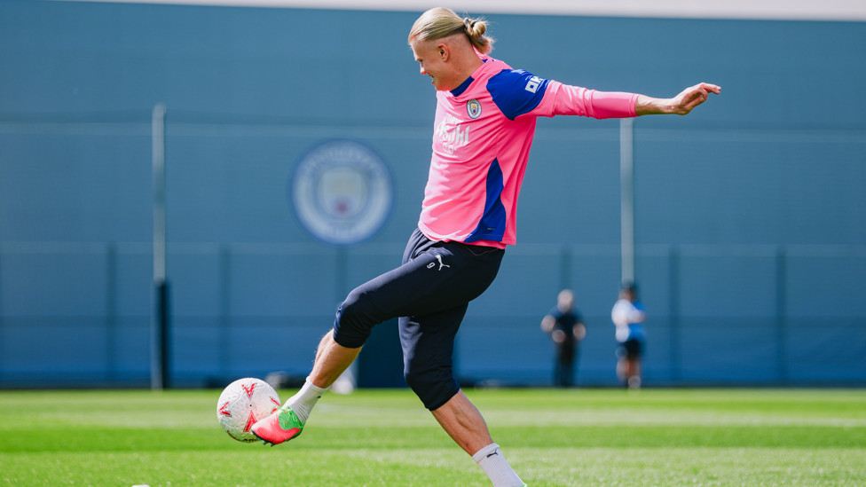 CONTROL  : Haaland has the ball under his spell. 