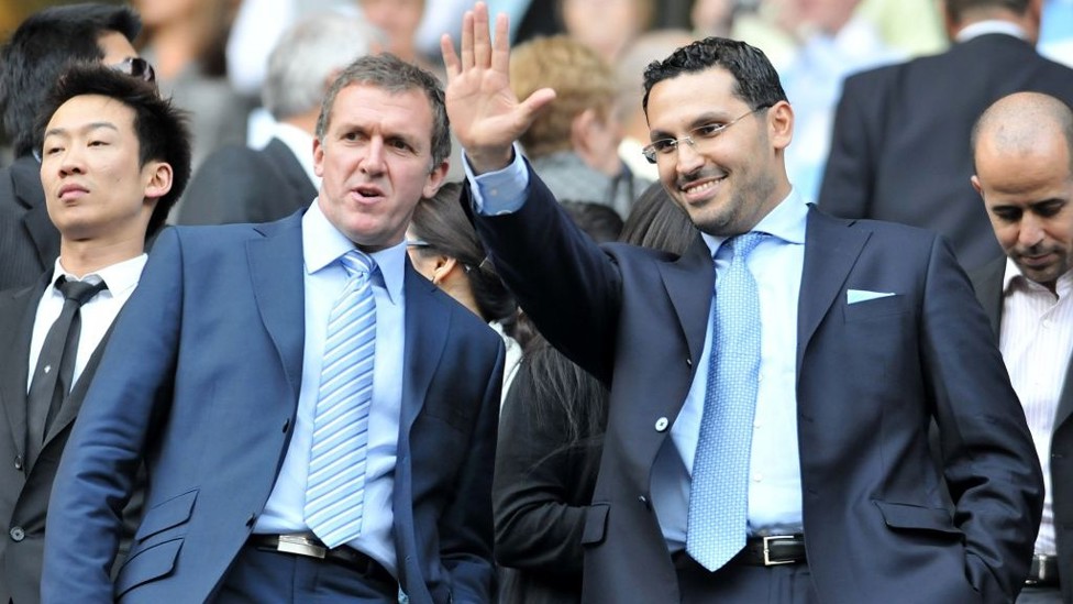 SETEMBRO DE 2008 : O City venceu o Portsmouth por 6 a 0 no dia em que Khaldoon Al Mubarak foi apresentado como presidente, dois dias antes do anúncio oficial da aquisição.