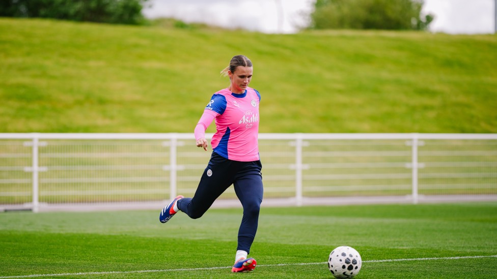 FLYING FULL-BACK : Kerstin Casparij switches the play