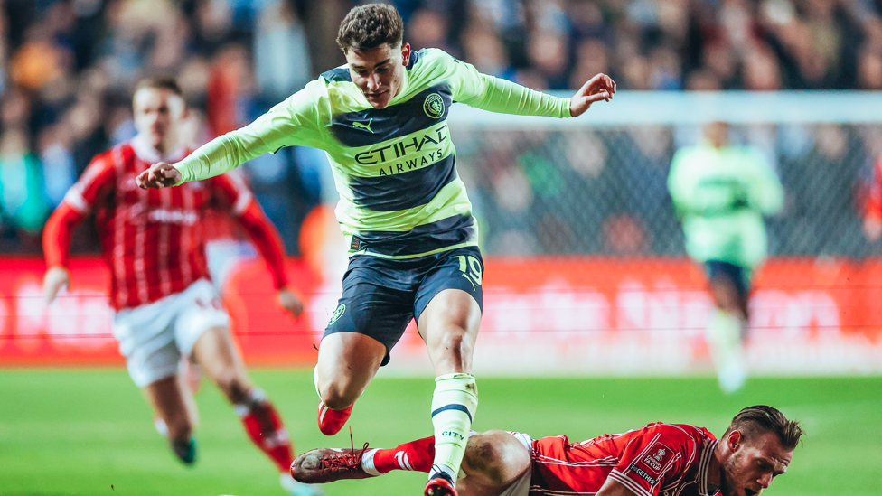 ASSISTÊNCIA PARA JULIÁN : Álvarez deu o passe para o segundo gol de Phil Foden no jogo.