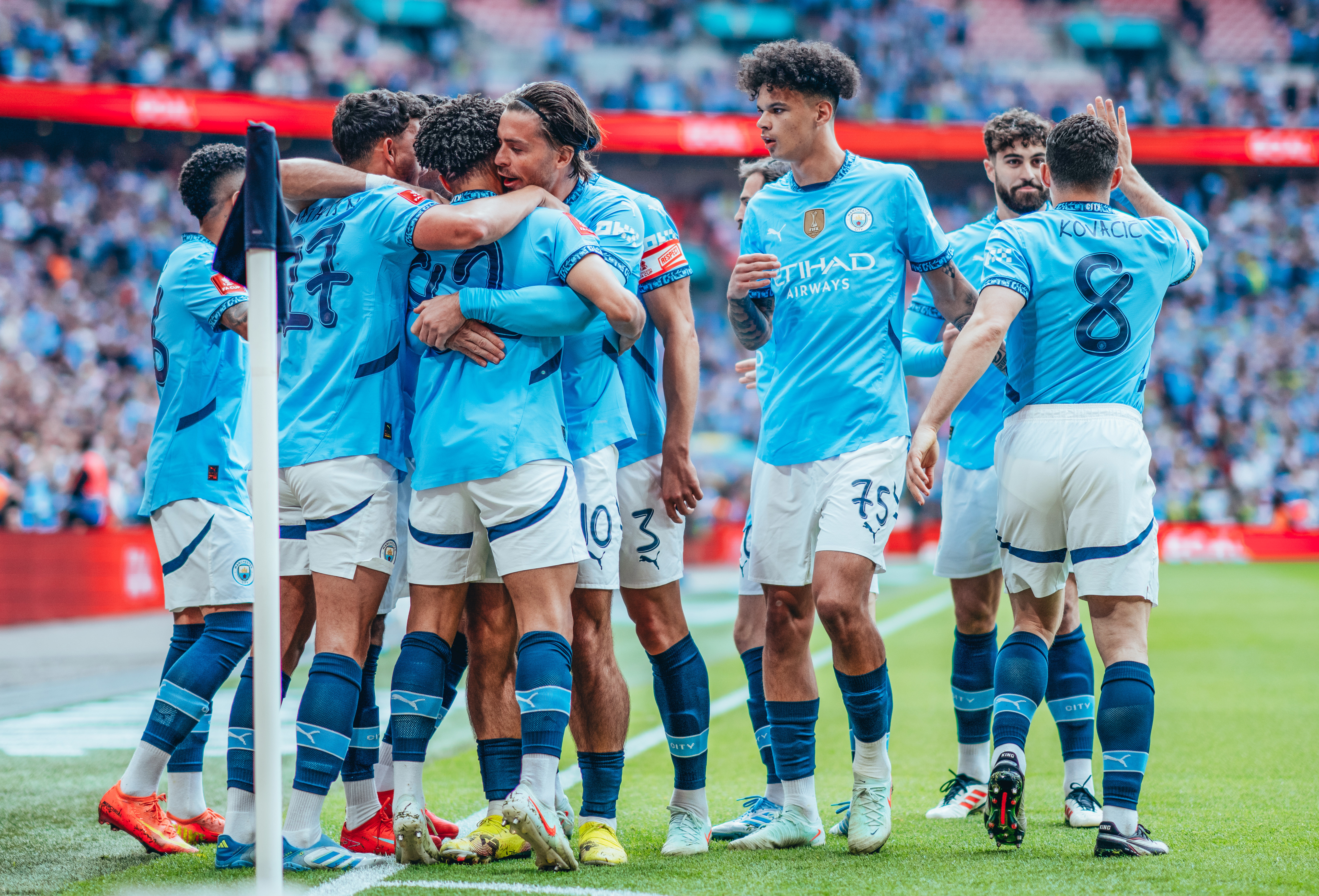 Jogadores celebram o gol de Rico Lewis! 
