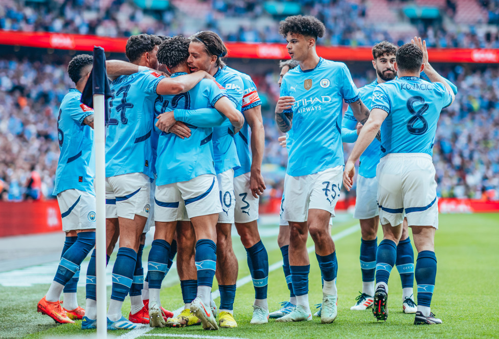 Jogadores celebram o gol de Rico Lewis! 