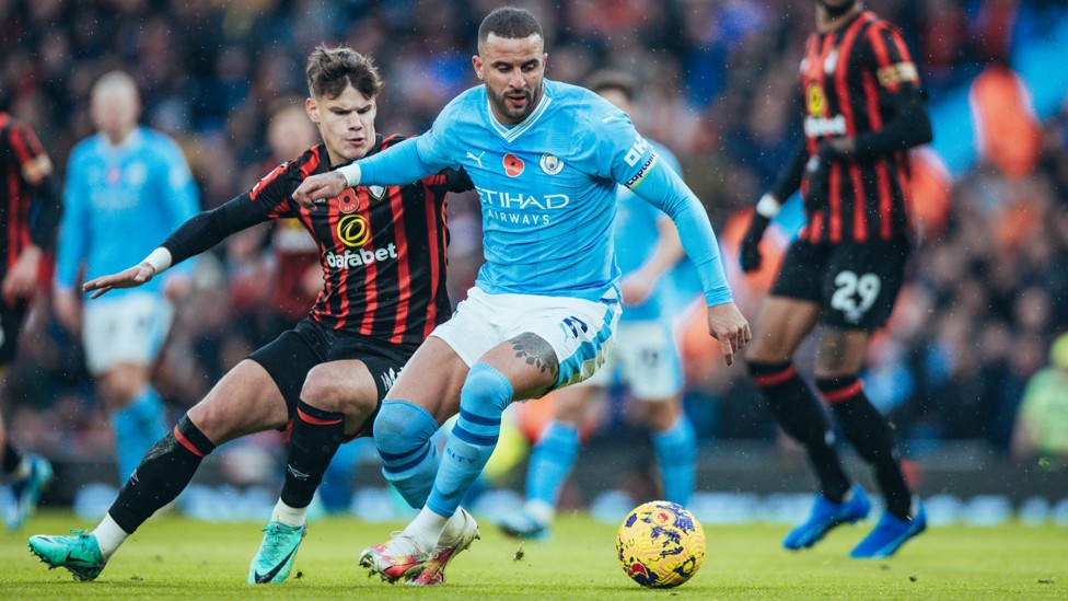 SKIPPER : Walker gets forward early on.