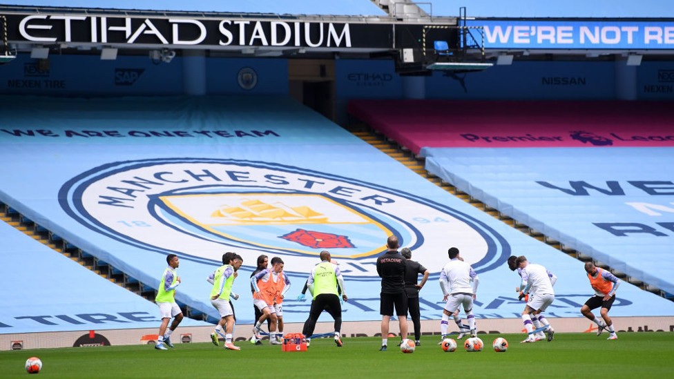 SESI GRUP : Starting eleven melakukan pemanasan bersama