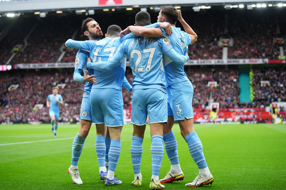 ÚLTIMA VISITA EM OLD TRAFFORD  : Jogadores do City comemoram o gol de Bernardo Silva no último Derby em Old Trafford, em novembro de 2021.