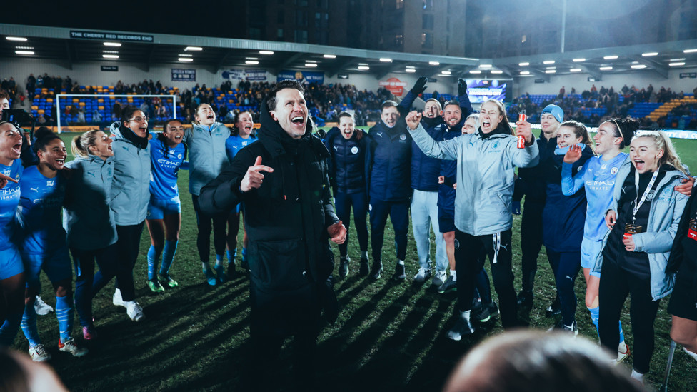 Happy manager, Happy life : Gareth Taylor celebrates with his team