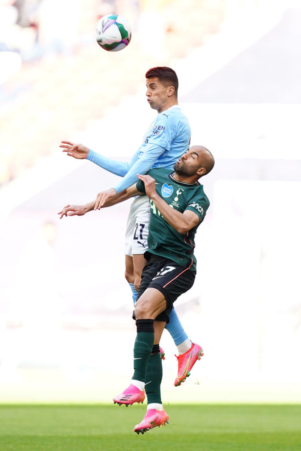 HEADS UP : Cancelo rises highest to win the header against Moura.