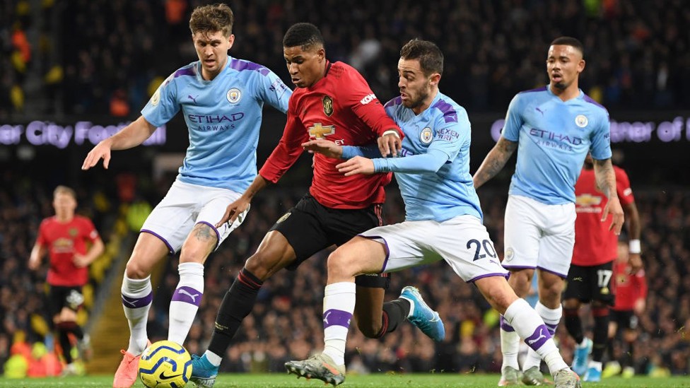 BERTARUNG : Bernardo membuat hadangan yang memberikan penalti pada United