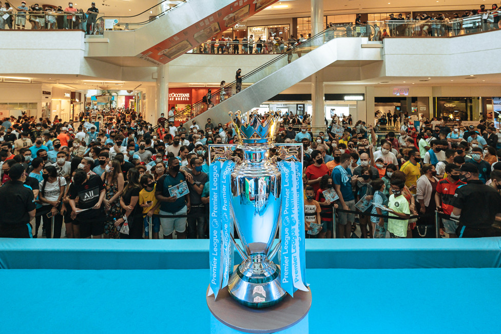 A taça da Premier League no palco aguardando a chegada do craque