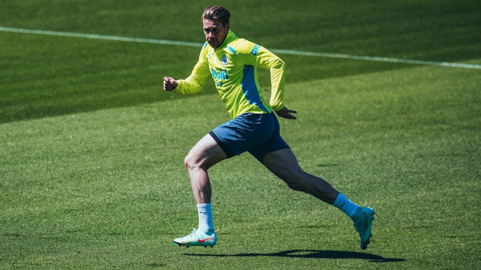 MOVEMENT  : De Bruyne sprints. 