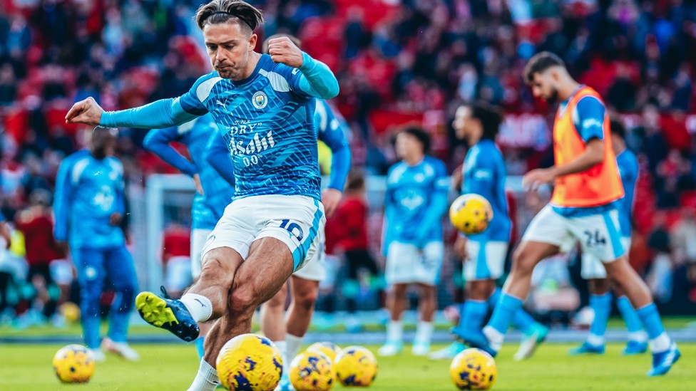 ALINHANDO A MIRA : Grealish na preparação.