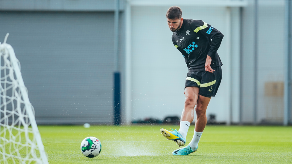 ROCKING RUBEN : Ruben Dias spreads the play