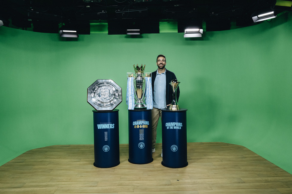 Os funcionários tiveram a chance de garantir uma foto com nossos troféus.