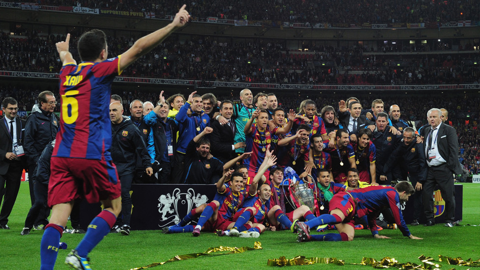 Xavi y el Barcelona de Guardiola festejan en Wembley la Liga de Campeones ganada al United 3-1 en 2011.