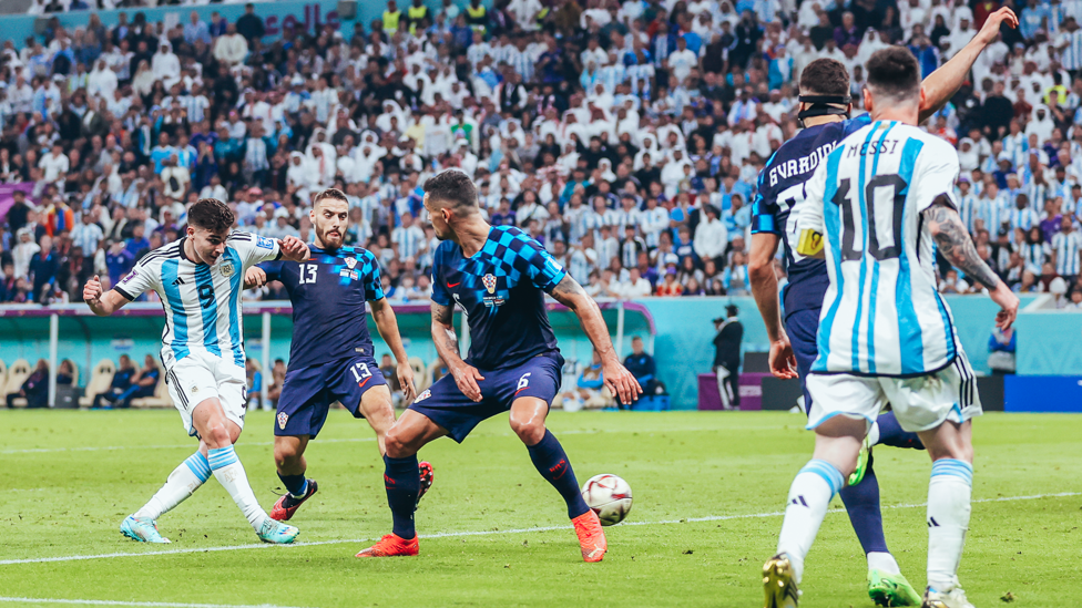 SE PREPAREM: Alvarez então marcou seu segundo gol e selou a vaga da Argentina na final com um arremate brilhante depois de assistência de Lionel Messi.