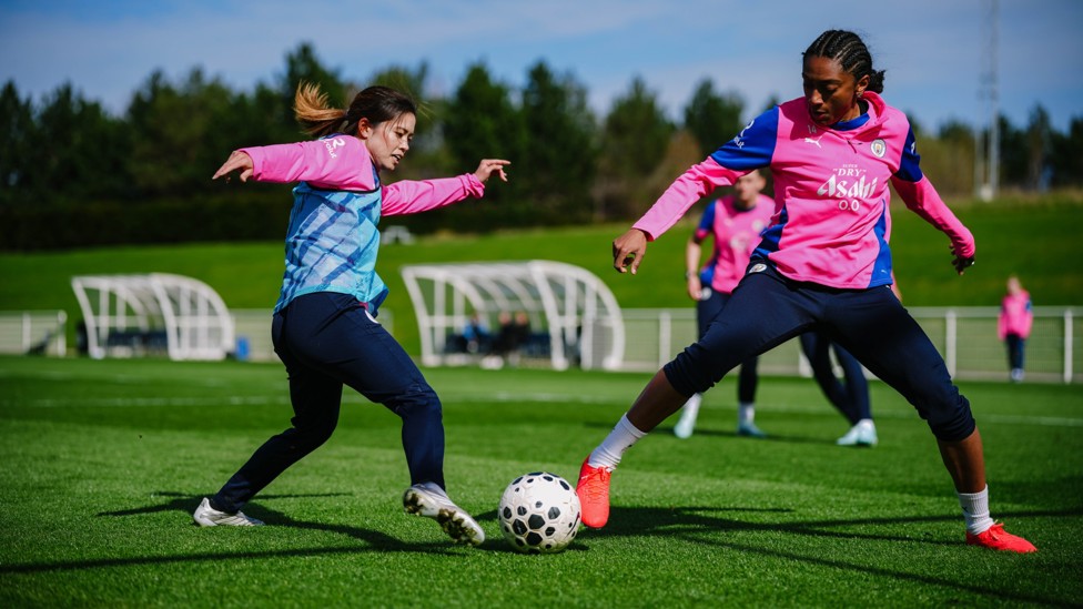 DUEL  : Yui Hasegawa and Kerolin contest the ball.